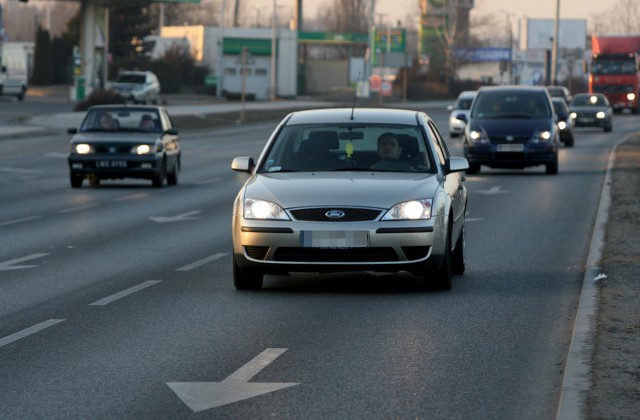 Powolna jazda lewym pasem może kosztować nawet 500 zł.