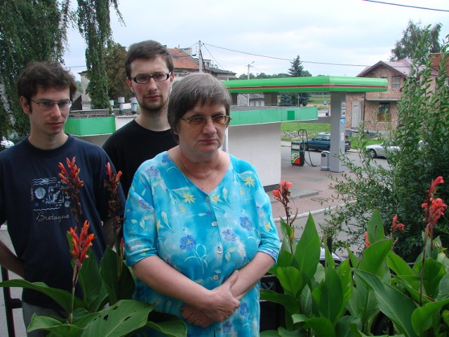 Maria Kwiek z rodziną ma dość sąsiedztwa stacji paliw. Twierdzi, że to odbija się na jej zdrowiu