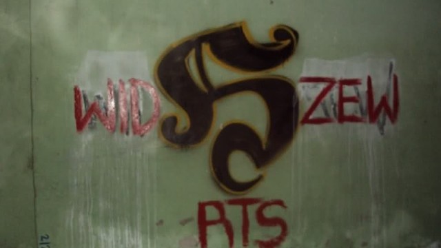 Graficiarze-wandale z Polski malowali hasła promujące Widzew na murach w Anglii.