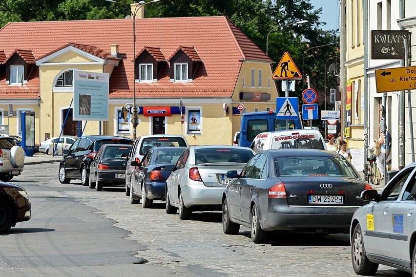 Objazdy i ogromne korki na Psim Polu. Rusza budowa ronda (MAPA, ZDJĘCIA)