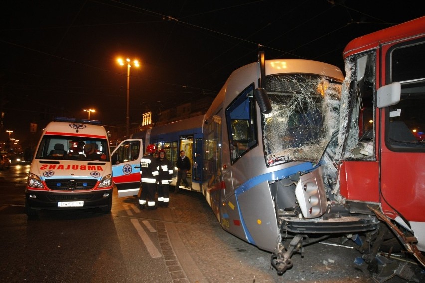 Wrocław: Zderzenie tramwajów na Kazimierza Wielkiego (ZDJĘCIA)