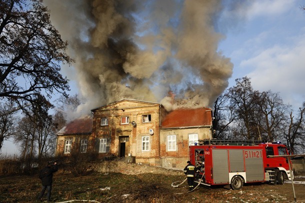 Pożar zabytkowego pałacyku pod Oleśnicą (ZDJĘCIA)