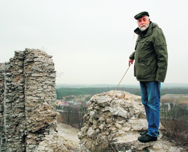 Jacek Wilk, miejski konserwator zabytków, na zawalonym filarze zamku w Rabsztynie