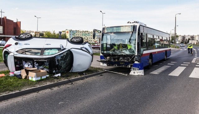 W miejscu, w którym doszło do wypadku, były utrudnienia w ruchu. Na miejscu pracowała policja i straż pożarna.
-&nbsp;Autobus linii 74 jechał w kierunku przystanku Peplińska-Orląt Lwowskich. Pierwszeństwa nie ustąpił mu hyundai - mówi kom. Przemysław Słomski, z zespołu prasowego Komendy Wojewódzkiej Policji w Bydgoszczy. - Samochód uderzony przez autobus dachował.

Impet uderzenia był tak potężny, że auto miało - jak wynika z relacji świadków - "koziołkować" przez około trzydzieści metrów, zanim zatrzymało się.

Do szpitala trafili kierowcy z obu pojazdów. Jeszcze nie wiadomo, czy policja zakwalifikuje to zdarzenie jako kolizję, czy wypadek. Wszystko zależy od opinii lekarzy badających poszkodowanych. Jeżeli ktokolwiek odniósł obrażenia "naruszające funkcjonowanie organizmu" na czas powyżej siedmiu dni, wtedy sprawca odpowie za spowodowanie wypadku.



Wkrótce więcej informacji na ten temat.

(mc)