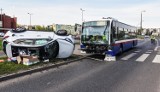 Groźny wypadek w Bydgoszczy! Autobus zderzył się z osobówką - auto przeleciało około 30 metrów! [zdjęcia]