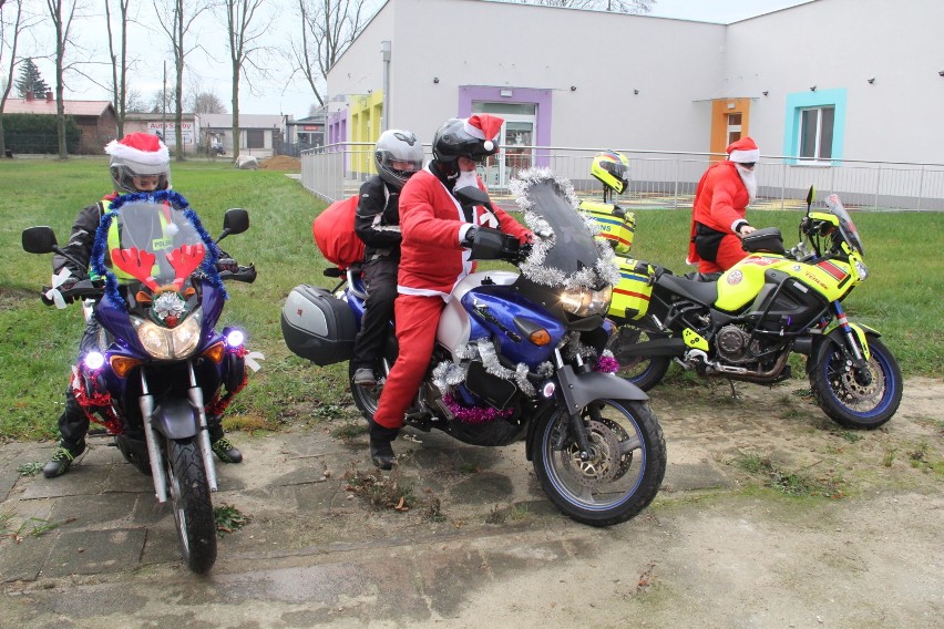 Brzeziny. Mikołaje na motocyklach odwiedziły dzieci w przedszkolu i żłobku