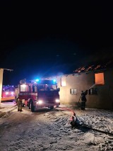 Pożar w Starych Polaszkach. Palił się budynek inwentarski. Straty oszacowano na 120 tys. zł[ZDJĘCIA]