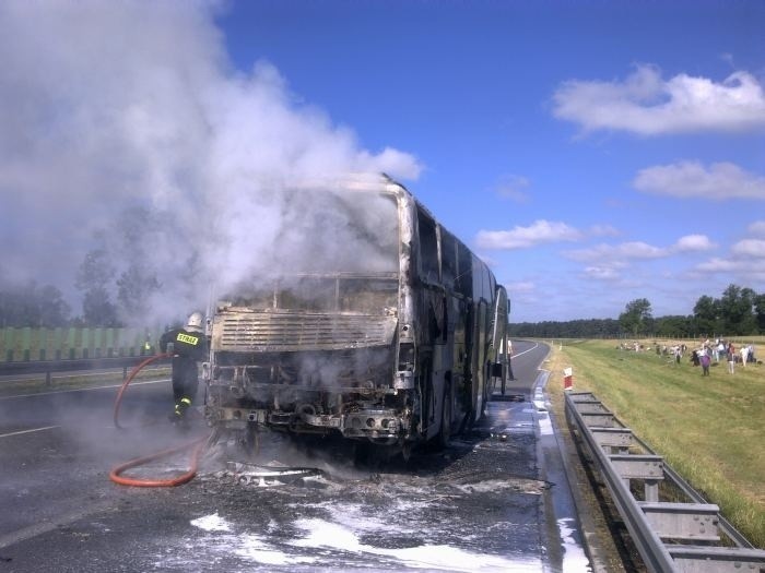 Buk: Spłonął autokar wiozący niemieckich turystów. ZOBACZ ZDJĘCIA