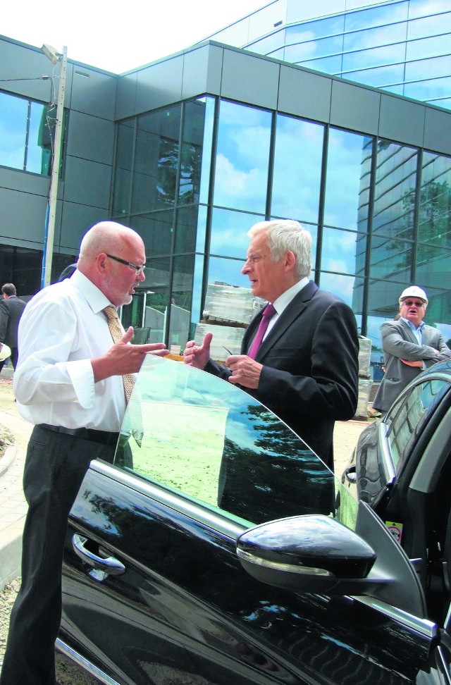 Prof.Jerzy Buzek i dr Krzysztof Pawłowski na wizytacji