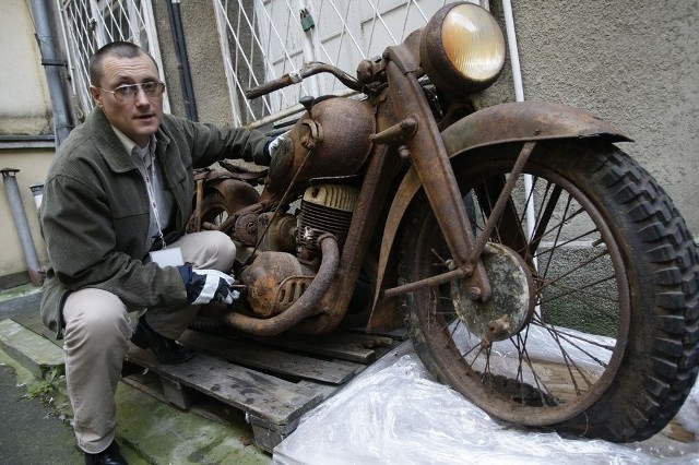 Motocykl DKW o pojemności silnika 350 cm sześciennych, wyprodukowany przez niemiecki koncern Audi w 1939 roku. Na zdjęciu Marcin Westphal