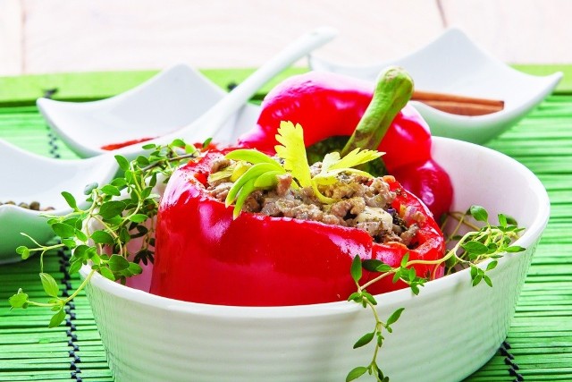 Papryka faszerowana wołowiną z cebulą, cynamonem i pomidorami wg przepisu Zofii Zatorskiej