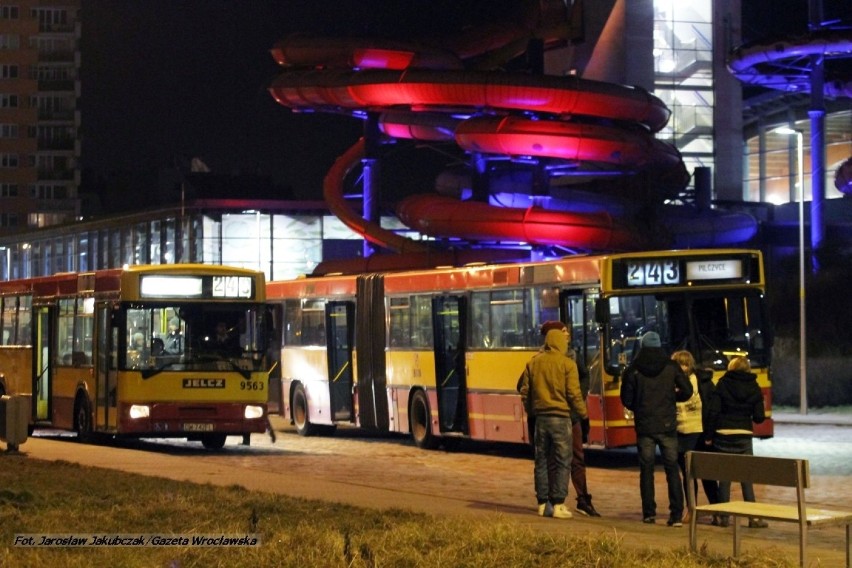 Autobusy nocne zatrzymują się teraz obok aquaparku [FOTO]