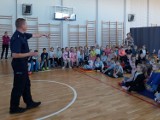 Mundurowi z Komendy Powiatowej Policji w Pucku odwiedzili uczniów szkoły w Łebczu