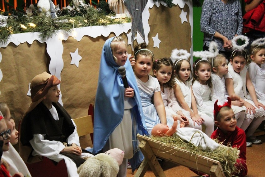 Młodzi aktorzy wcielili się w postacie świętej rodziny, aniołów, pasterzy... Jasełka w przedszkolu nr 1 w Wągrowcu