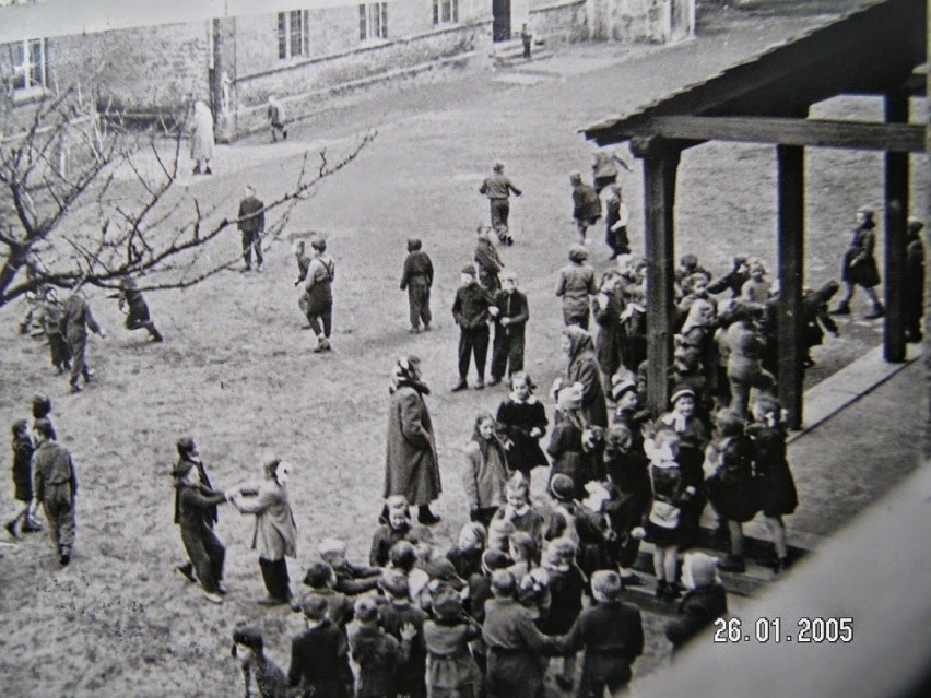 Zdjęcia dawnych uczniów Szkoły Podstawowej nr 1 w Nowej...