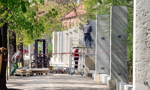 Na razie wokół parku Staromiejskiego robotnicy montują ogrodzenie.