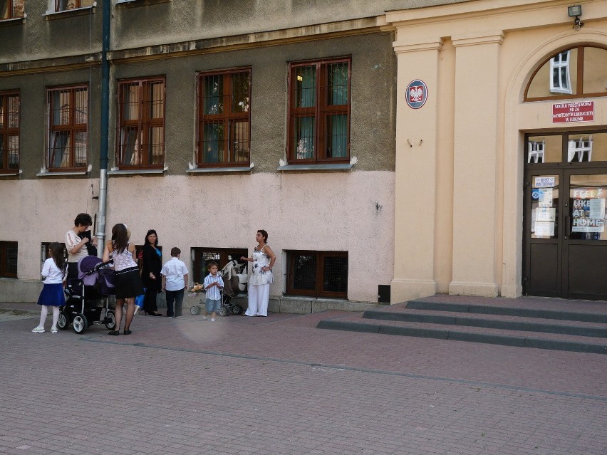 Uczniowie przed Szkołą Podstawową nr 24 w Lublinie