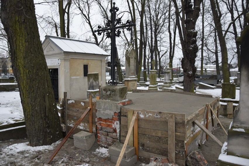 Remont zabytkowych grobów na cmentarzu św. Stanisława dobiega końca