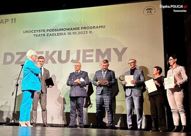 W Teatrze Zagłębia w Sosnowcu odbyła się uroczysta gala, wieńcząca program „Ludzie ludziom… budowanie systemu wartości młodego człowieka we współczesnym świecie”

Zobacz kolejne zdjęcia/plansze. Przesuwaj zdjęcia w prawo naciśnij strzałkę lub przycisk NASTĘPNE