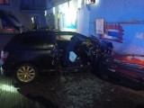 Wypadek na ul.Warszawskiej. Cztery osoby poszkodowane, samochód uderzył w budynek