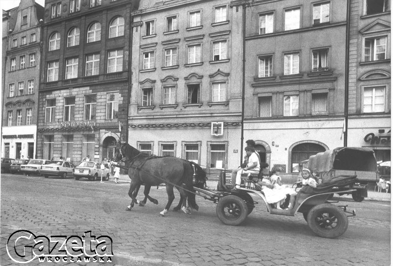 ROK 1989. RYNEK, DOROŻKA NA TLE KAMIENICZEK PRZY PÓŁNOCNEJ...