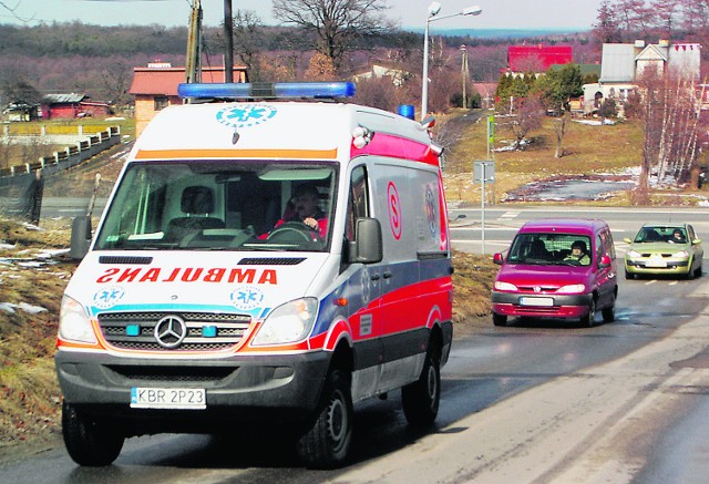 Powrót i wyjazd ze szpitala powiatowego w Brzesku to dla kierowców karetek wielki problem