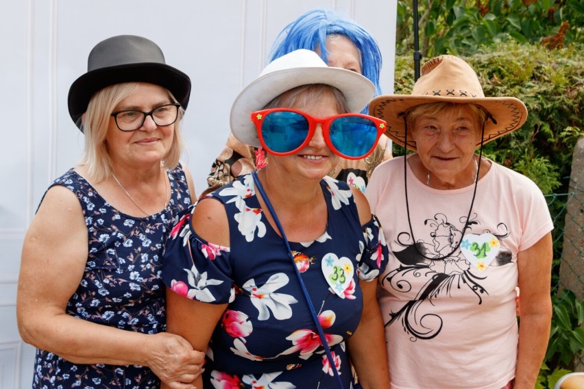 Gmina Trąbki Wielkie. Biesiada pod chmurką dla seniorów w Sobowidzu. Były występy, loteria |ZDJĘCIA