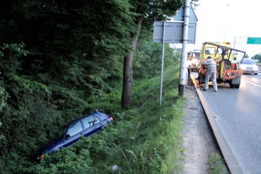 Wypadek w Mirkowie. Auto spadło ze skarpy (ZOBACZ)