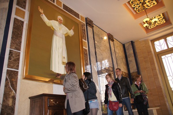 Każdy chciał dotknąć obrazu Jana Pawła II i zamkniętych w gablocie stuły i piuski