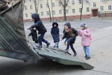 Dzień Otwarty w jednostce wojskowej w Głogowie. Czekał pokaz sprzętu i grochówka. ZDJĘCIA