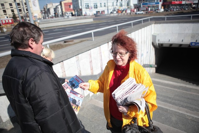 "Tak dla referendum, nie dla pracy aż do śmierci" - ulotki o takiej treści wraz z wydaniem specjalnym Tygodnika Solidarność rozdawali w piątek związkowcy.