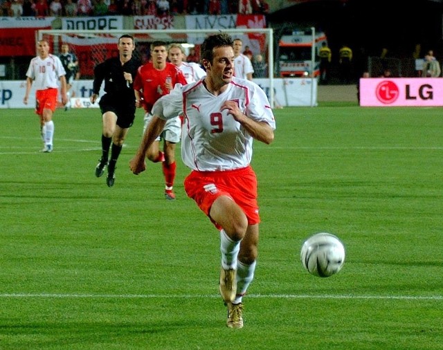 Maciej Żurawski w meczu z Anglią w 2004 roku w Chorzowie. Strzelił wtedy bramkę na 1:1. Polska przegrała jednak 1:2.