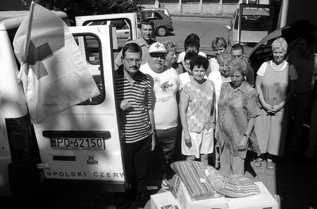 Wczoraj spod siedziby PCK wyruszył kolejny transport z pomocą dla powodzian. Pracownicy i wolontariusze PCK przez kilka godzin przygotowywali dary dla  potrzebujących.