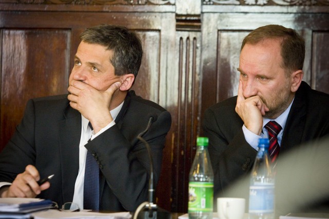 Piotr Kruczkowski, prezydent Wałbrzycha (po lewej) i jego zastępca Marek Małecki z ulgą przyjęli przegłosowanie uchwały budżetowej