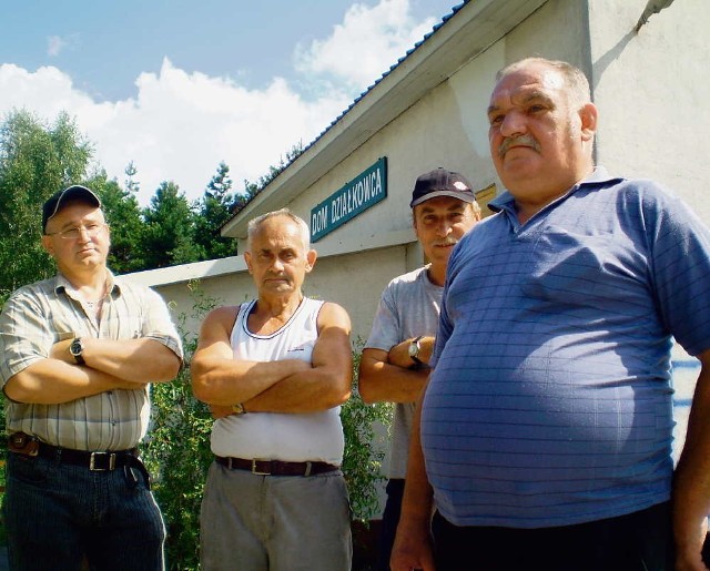 Wiesław Buchała, Robert Bębenek, Andrzej Szewc i Stanisław Lubański walczą z chuliganami nawiedzającymi ośrodek działkowy "Górnik" w Libiążu