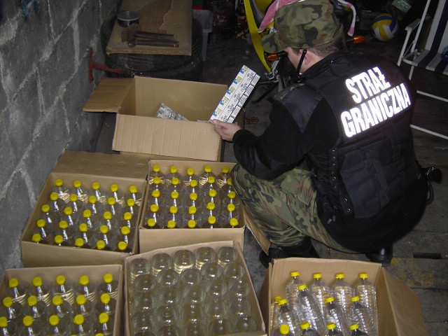 Kaliscy strażnicy graniczni zabezpieczają przemycane papierosy i alkohol