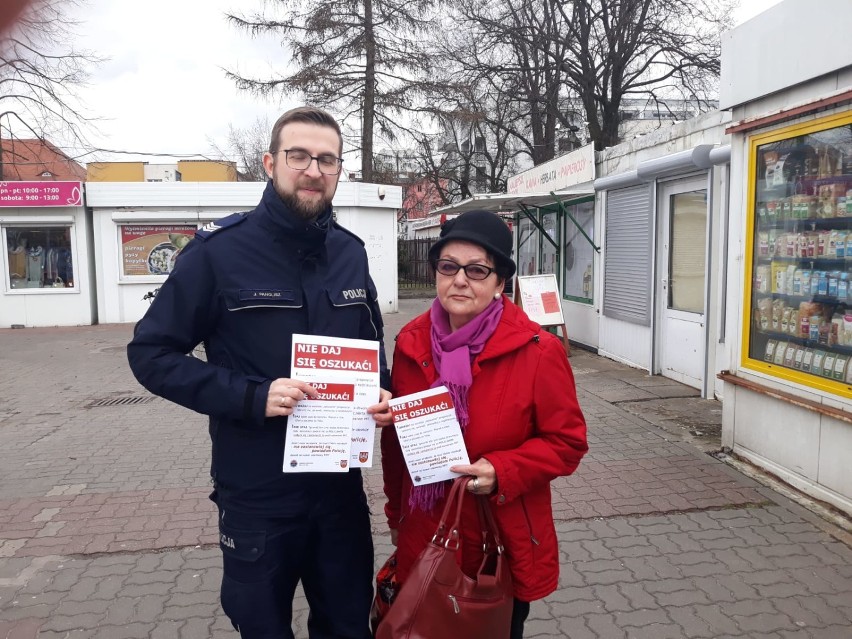 Policjanci ostrzegali seniorów przed oszustami. Tych nie brakuje! 