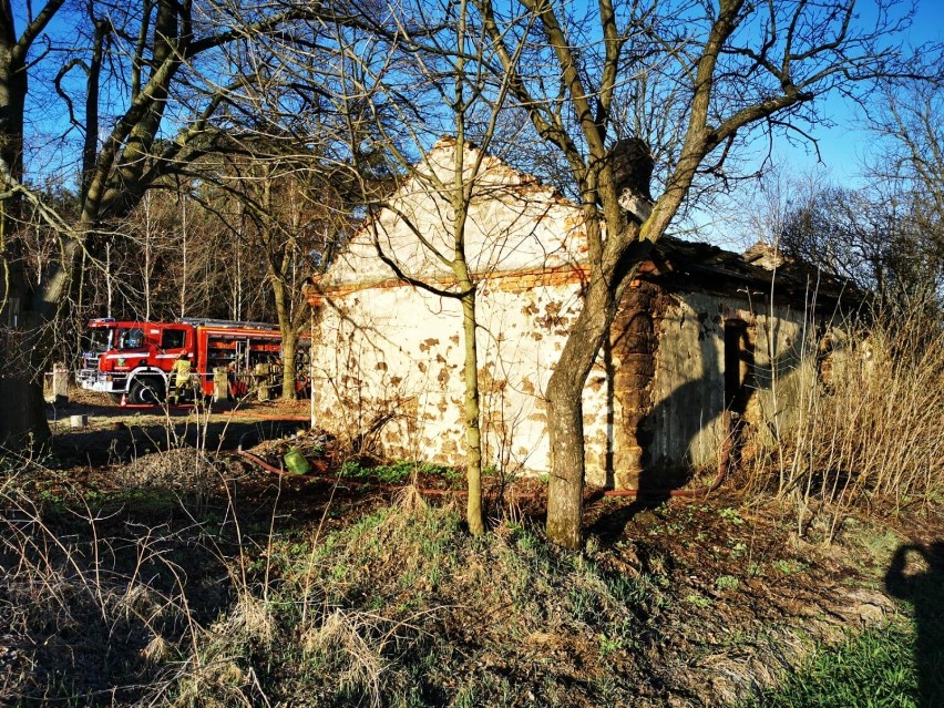 Tragiczny pożar w gminie Brzeziny. Strażacy znaleźli zwęglone ciało. ZDJĘCIA
