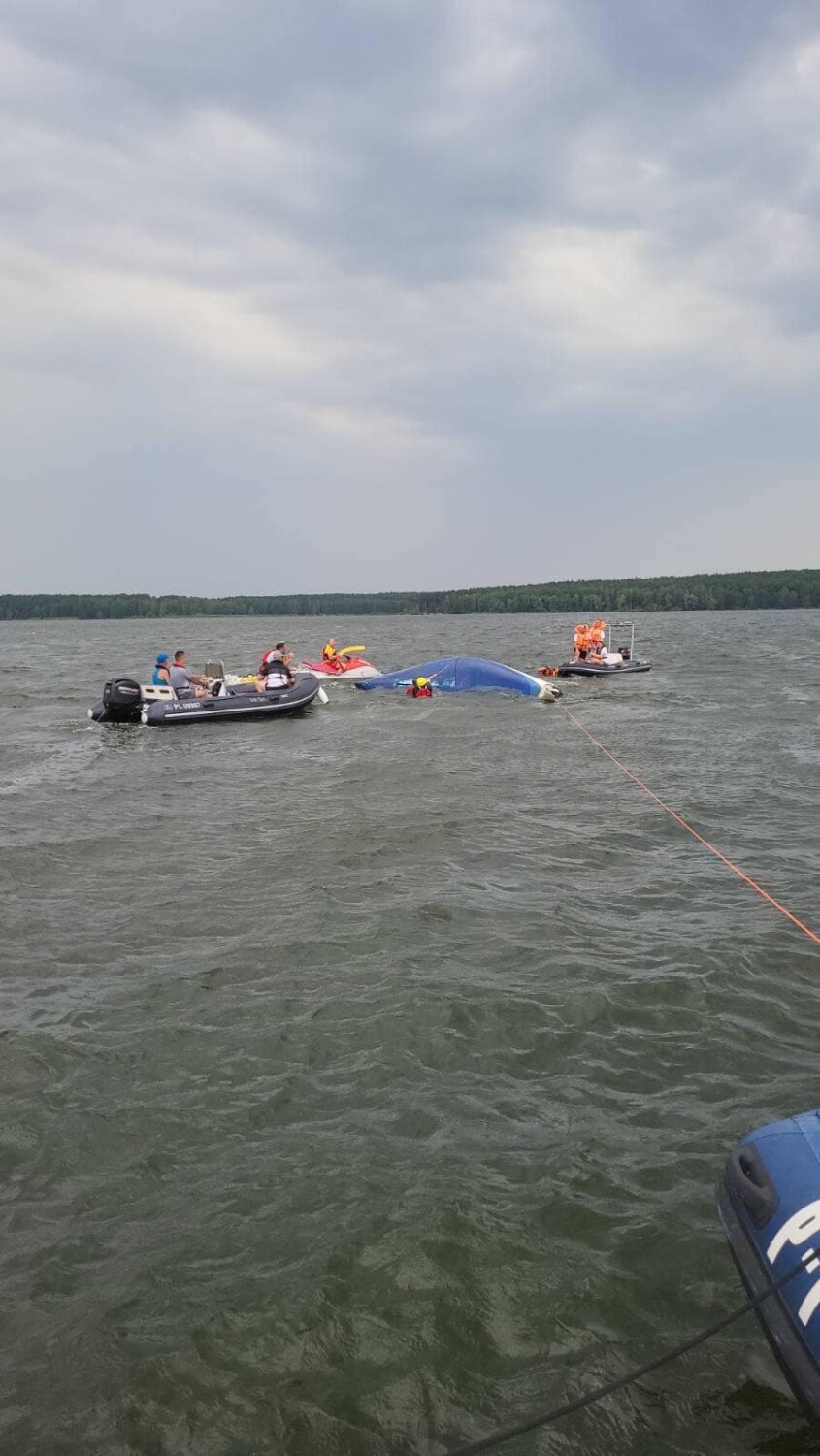 Trudna akcja na Zalewie Sulejowskim. W sobotnie popołudnie wywróciła się łódź kabinowa ZDJĘCIA