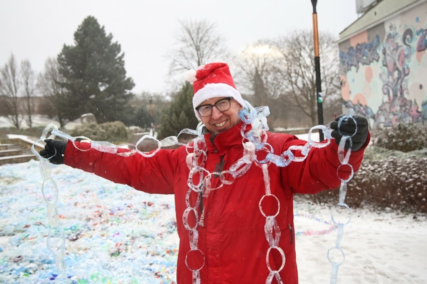 W Kielcach powstał świąteczny, recyklingowy łańcuch z...
