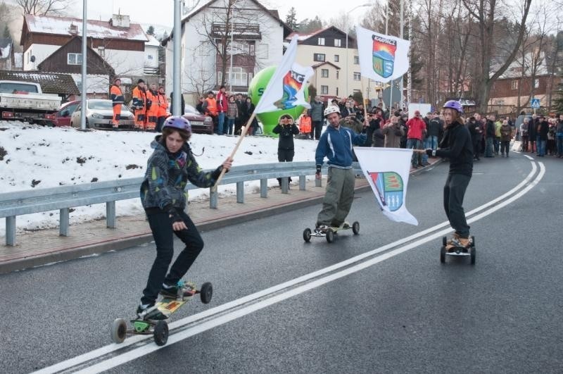 Karpacz: Otworzyli nowy tunel. Górą jadą narciarze, dołem samochody (ZDJĘCIA)