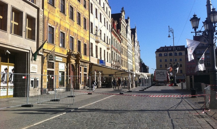 Budują strefę kibica. Otaczają Rynek płotem (ZDJĘCIA)