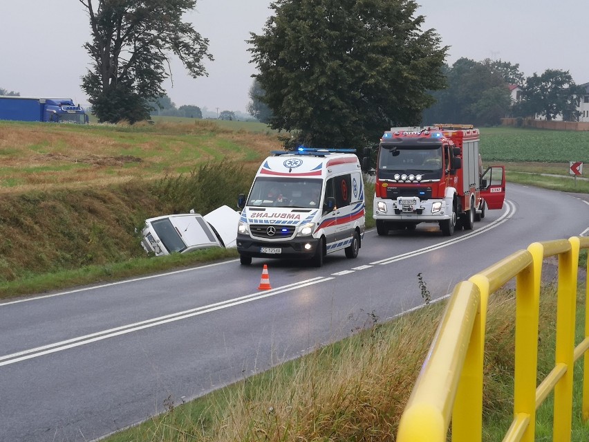 Na DW 543 w Czeczewie samochód wypadł z drogi. Były...