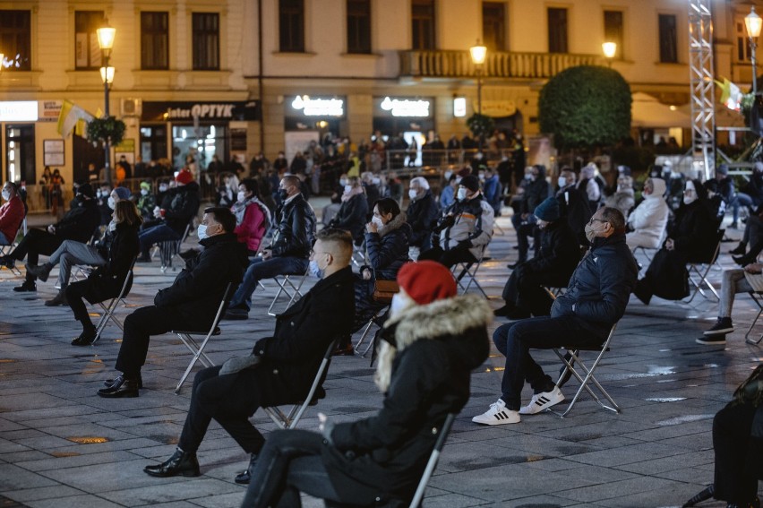 (18.10.2020) Plac Jana Pawła II. Koncert w Wadowicach, które...