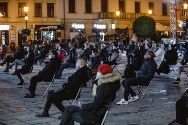 (18.10.2020) Plac Jana Pawła II. Koncert w Wadowicach, które są w czerwonej strefie z powodu szczytu zakażeń koronawirusem.