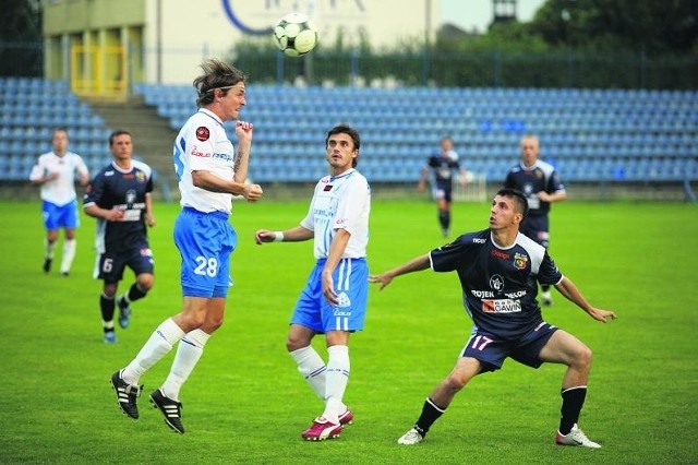 Maciej Małkowski (z prawej) strzelił najładniejszą bramkę tego sparingu