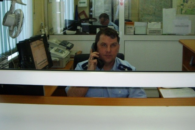 Mł. asp. Rafał Karasiński przez telefon instruował, jak reanimować dziecko.