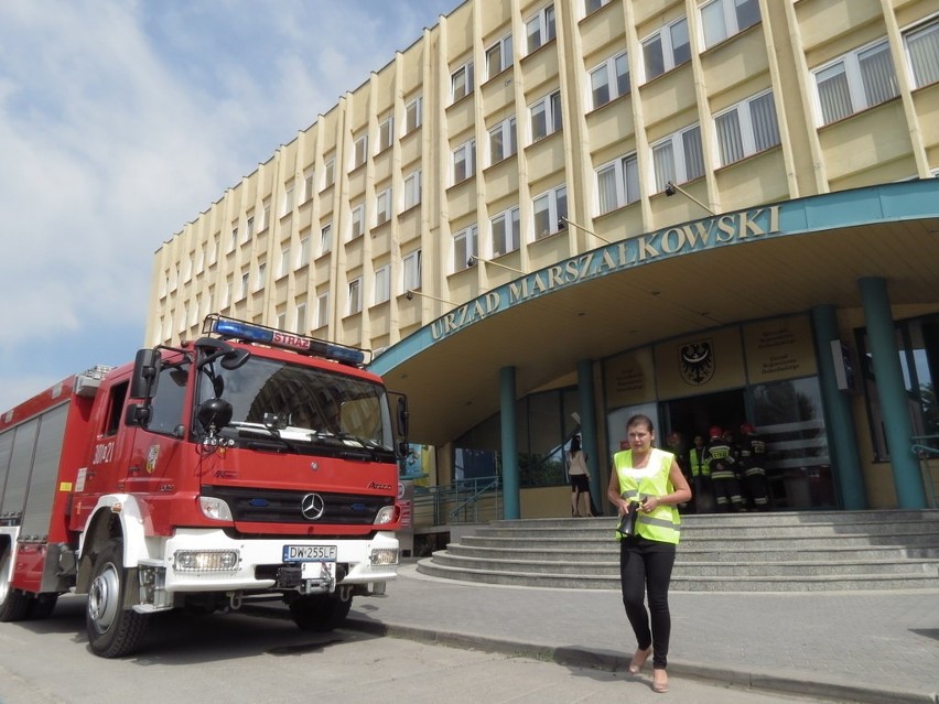 Wrocław: Ewakuacja urzędu marszałkowskiego (ZDJĘCIA)