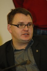 Poznań: Radny Michał Tomczak oddał mieszkanie niepełnosprawnemu