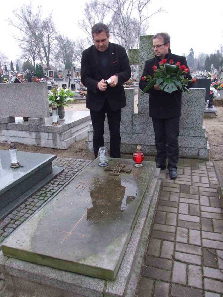 Burmistrz Jarocina złożył kwiaty na grobie Edmunda...